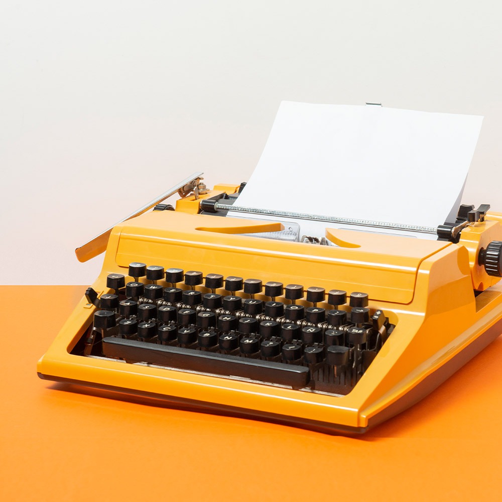 Šta je copywriting - narandžasta pisaća mašina